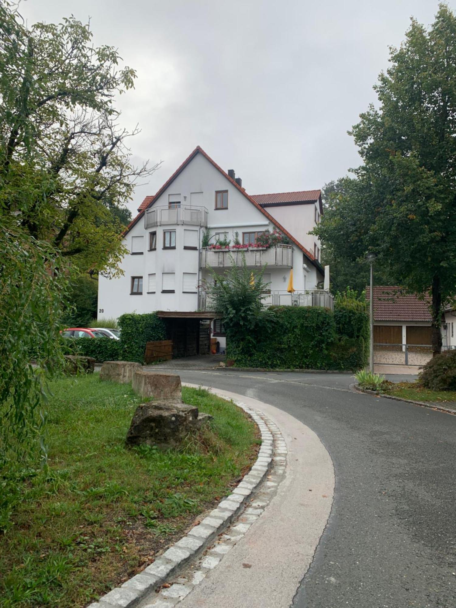 Sonniges Dachzimmer Feucht Exterior foto